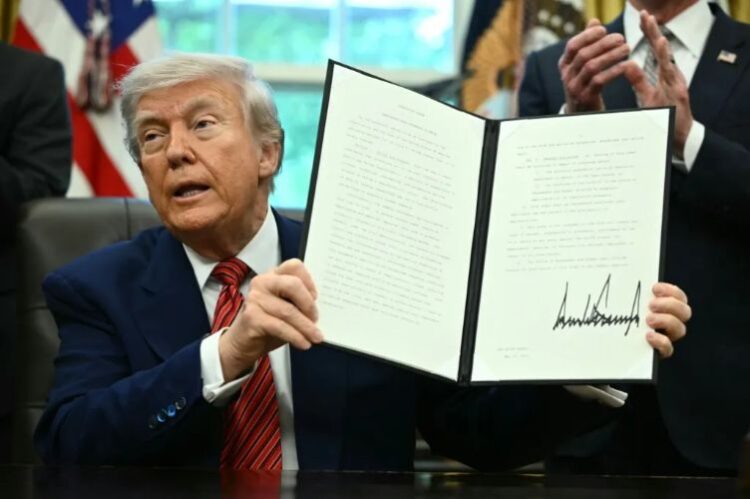 FIRMA DECRETOS Impulsa Trump producción de energía nuclear en EU