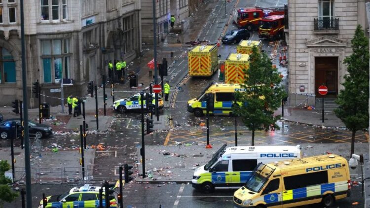 BARBARIE DURANTE FESTEJOS Auto arrolla a una multitud de hinchas del Liverpool