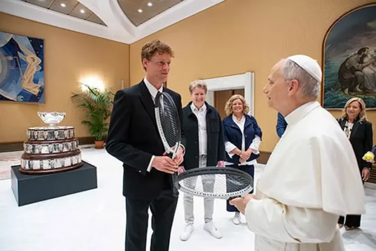 Invitan a jugar tenis al papa León XIV