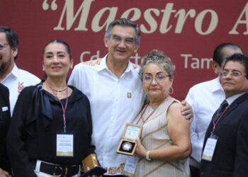 AMÉRICO VILLARREAL Refrenda alianza con maestros; entrega 284 condecoraciones