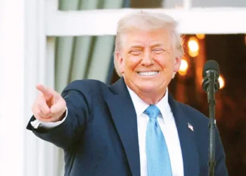 Trump impone severas restricciones migratorias a 19 países