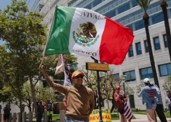Bandera mexicana en protestas divide a Los Ángeles