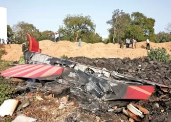 Recuperan caja negra de avión estrellado en India; 265 personas murieron