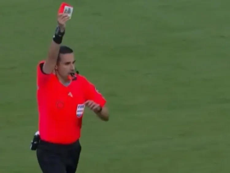 César Ramos, en la mira de FIFA por mostrar imagen religiosa