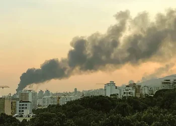 Israel bombardea televisión estatal iraní y deja tres muertos