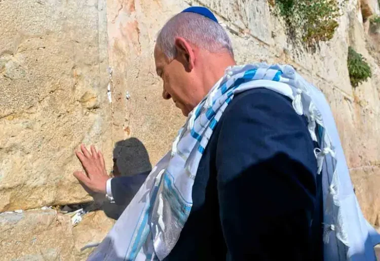 Netanyahu ora por Trump en el Muro de los Lamentos tras bombardeos de EU a Irán
