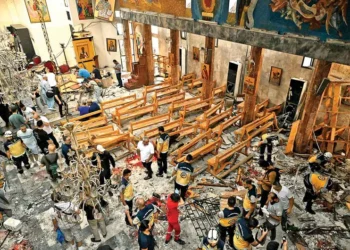 Atentado suicida en iglesia siria desata pánico; Estado Islámico se adjudica ataque