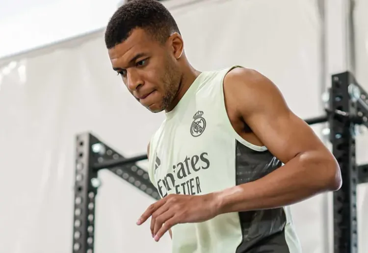 Mbappé reaparece con cinco kilos menos por gastroenteritis