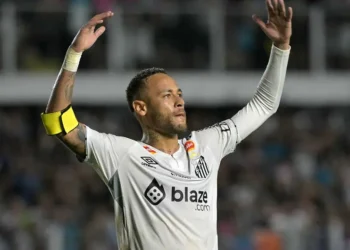 Neymar renueva con Santos y seguirá hasta finales de 2025