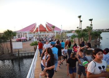 LE DAN VIDA Gran afluencia en El Laguito tras apertura del puente panorámico