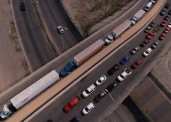 ARANCELES Y SATURACIÓN Frenan transporte fronterizo; sufren nuevo golpe económico