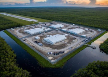 EN EE.UU. Protestan contra cárcel migratoria ‘Alligator Alcatraz’