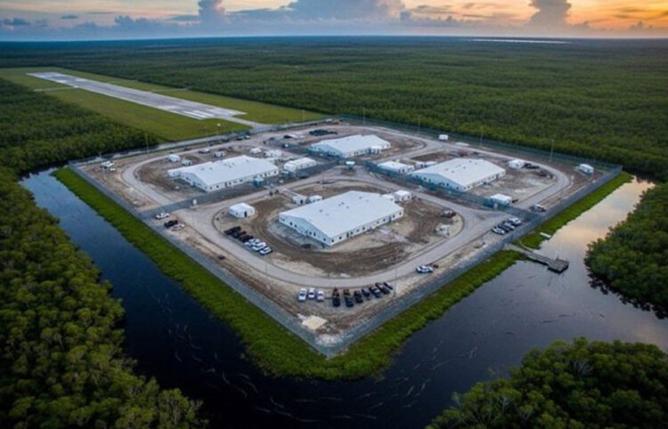 EN EE.UU. Protestan contra cárcel migratoria ‘Alligator Alcatraz’