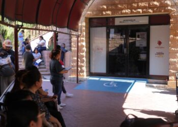 SECRETARÍA DE RELACIONES EXTERIORES Saturan oficina de pasaportes por vacaciones y trámites de menores