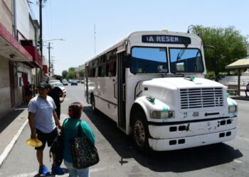 Usuarios monitorean transporte público por WhatsApp y Facebook