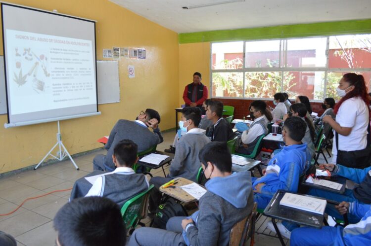 Abordan en preparatoria temas de autoagresión y adicciones