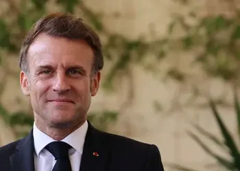 Francia plantea prohibir redes sociales a menores