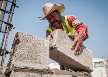 Migran albañiles a las maquilas por fuerte sol