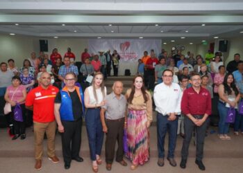 CARMEN LILIA CANTUROSAS Entrega aparatos auditivos; mejora la calidad de vida de 60 ciudadanos