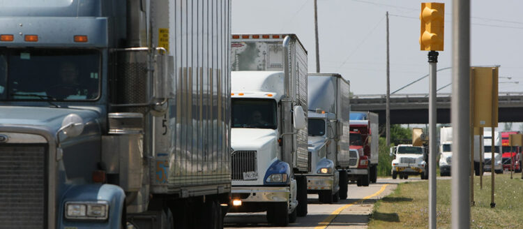 YA HAY DEPORTACIONES Refuerzan exigencia de inglés a operadores B1