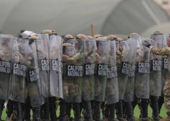 MÁS DE 20 DETENIDOS Durante primera noche con toque de queda en Los Ángeles