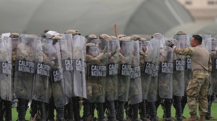 MÁS DE 20 DETENIDOS Durante primera noche con toque de queda en Los Ángeles