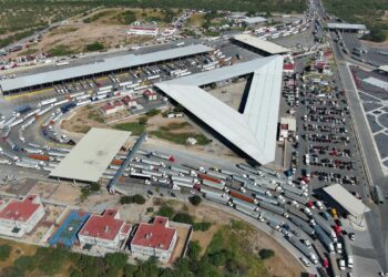 Impacto arancelario desploma cruce de carga hasta 60%