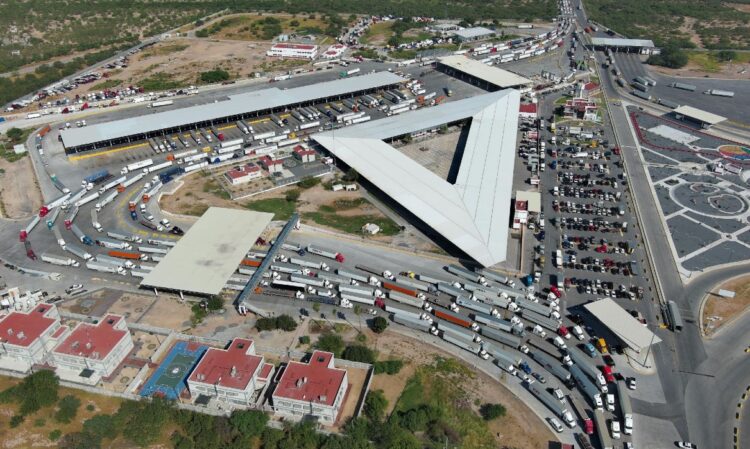 Impacto arancelario desploma cruce de carga hasta 60%