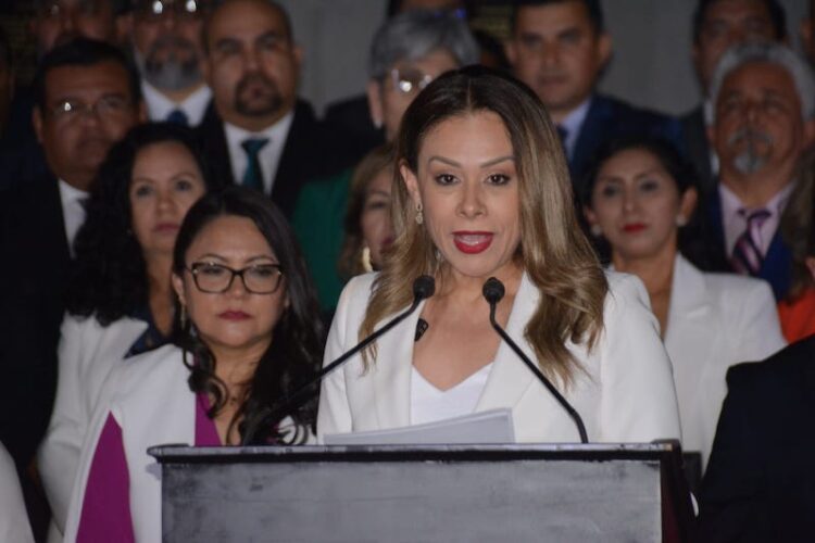 HACE HISTORIA Tania Contreras recibe constancia como magistrada presidenta electa del STJT