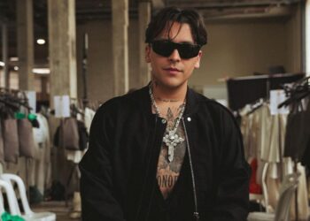 Nodal se viste de negro: lanza su marca de ropa