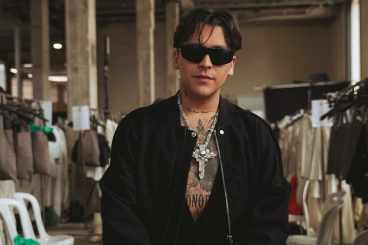 Nodal se viste de negro: lanza su marca de ropa