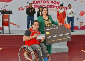 CARMEN LILIA CANTUROSAS Entrega becas deportivas a 300 atletas neolaredenses