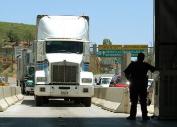 AMENAZAN CADENA LOGÍSTICA Temor a operativos reduce transporte B1