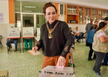EN HISTÓRICA JORNADA ELECTORAL Ejerce Carmen Lilia su derecho al voto