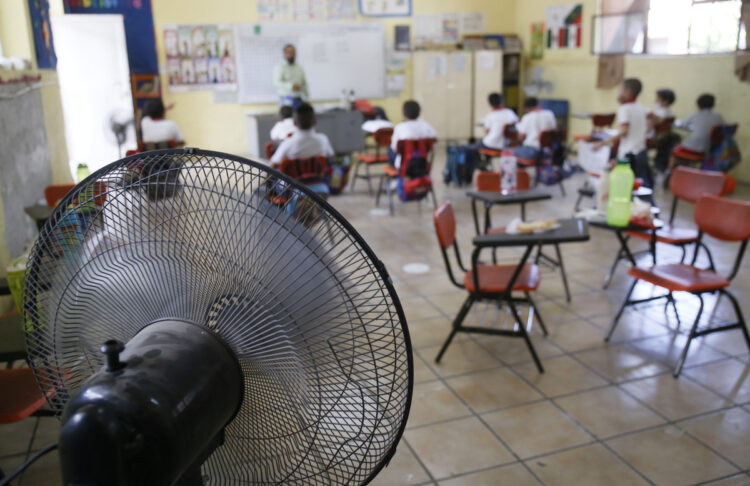 Calor colapsa escuelas; CREDE confirma más afectaciones