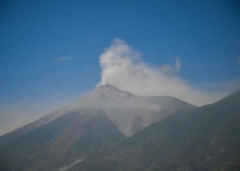 EN GUATEMALA Evacuan a familias por la erupción del volcán de Fuego