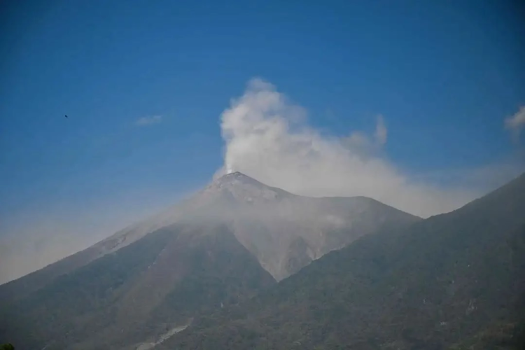 EN GUATEMALA Evacuan a familias por la erupción del volcán de Fuego