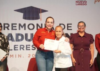 CARMEN LILIA CANTUROSAS Entrega constancias a graduados de talleres UNE