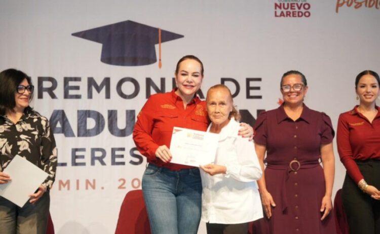 CARMEN LILIA CANTUROSAS Entrega constancias a graduados de talleres UNE