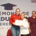 CARMEN LILIA CANTUROSAS Entrega constancias a graduados de talleres UNE