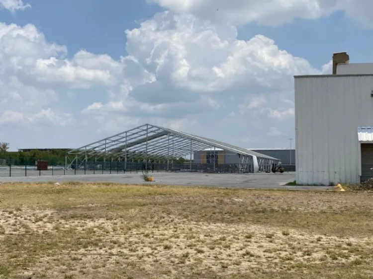 DEL POLYFORUM LA FE Retiran albergue migrante instalado por contingencia