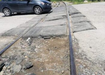 EXIGEN PRONTA REPARACIÓN Cruces de tren dañan vehículos diariamente