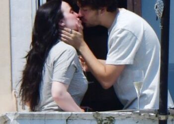 SE BESAN EN VENECIA Avivan rumores Billie Eilish y Nat Wolff