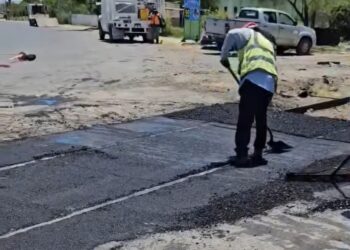 Atienden quejas y reparan paso sobre vías del tren