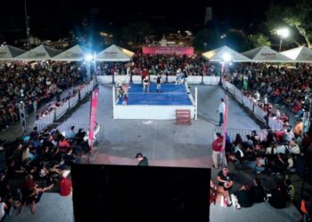 Más de 3 mil viven noche de lucha libre
