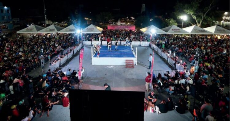 Más de 3 mil viven noche de lucha libre