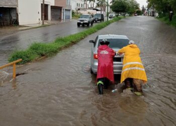 CON LLUVIAS Y VIENTOS FUERTES “Barry” toca tierra en Veracruz