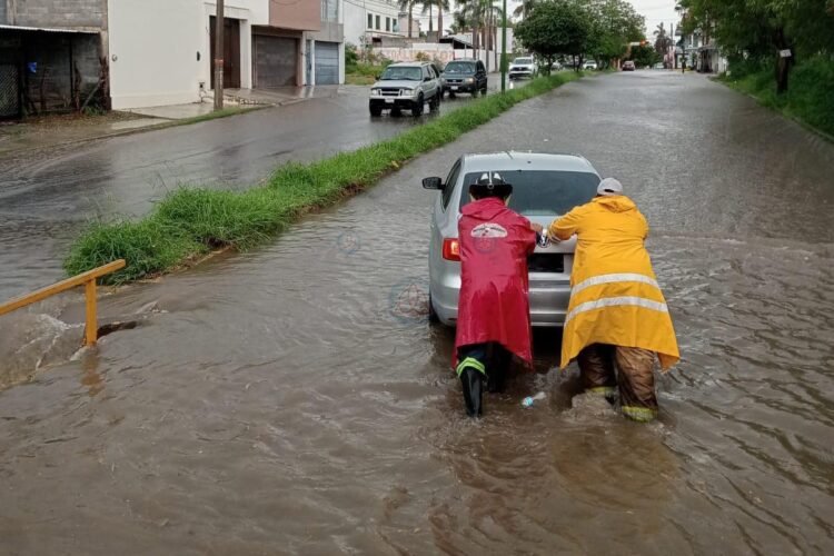 CON LLUVIAS Y VIENTOS FUERTES “Barry” toca tierra en Veracruz