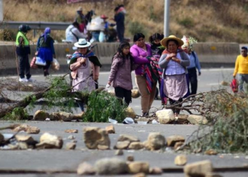 EN BOLIVIA Chocan simpatizantes de Evo y vecinos; saldo varios heridos