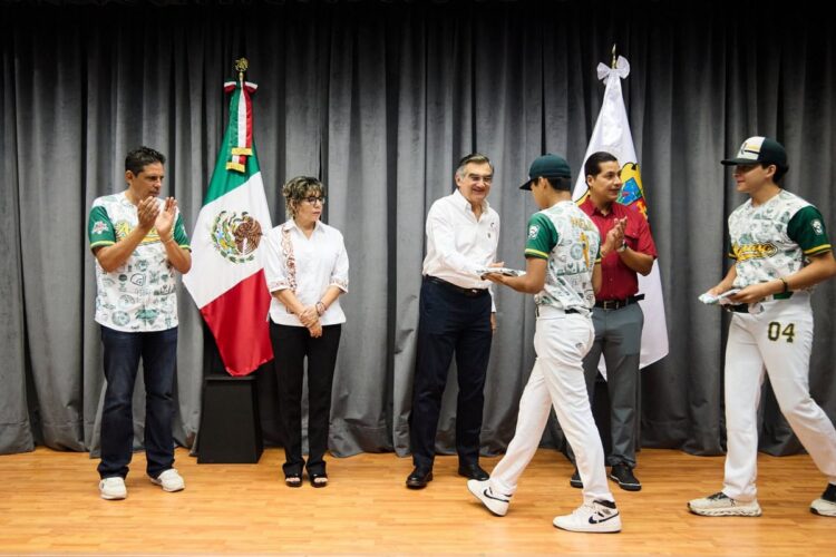 Abandera Américo a los beisbolistas tamaulipecos